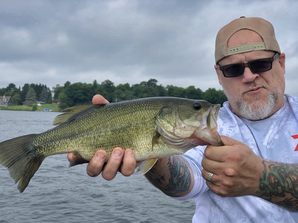 MAGIC LURE CATCHES BIG BASS!!! (Summer Jon Boat Fishing) 